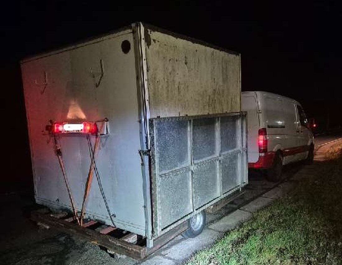 Polizei stoppt selbstgebauten Anhänger in Rosengarten. Zudem: Geldbörse gestohlen in Buchholz und alkoholisierter Fahrer auf A7.