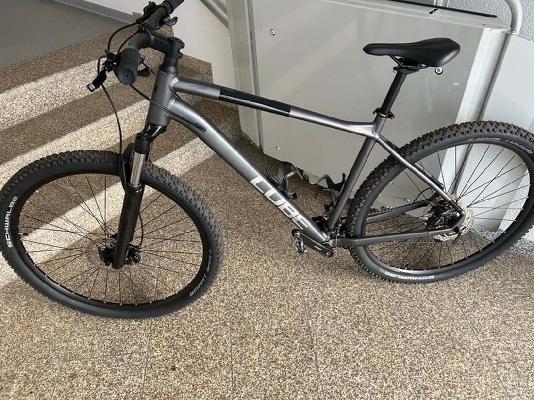 Die Polizei Bad Bergzabern sucht den Eigentümer eines seit dem 17.03.2025 aufgefundenen CUBE-Mountainbikes. Hinweise bitte melden!
