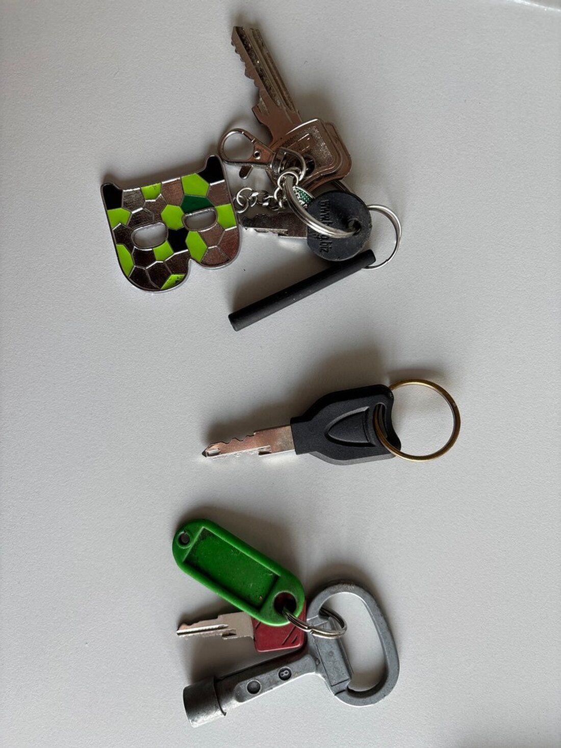 Die Polizei in Darmstadt sucht nach Eigentümern mehrerer Schlüssel, die bei einem festgenommenen Mann gefunden wurden. Hinweise erbeten.