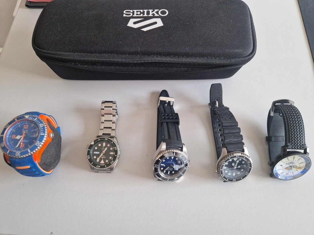 Die Polizei Mönchengladbach sucht die Eigentümer von fünf hochwertigen Armbanduhren, die mutmaßlich aus Straftaten stammen.