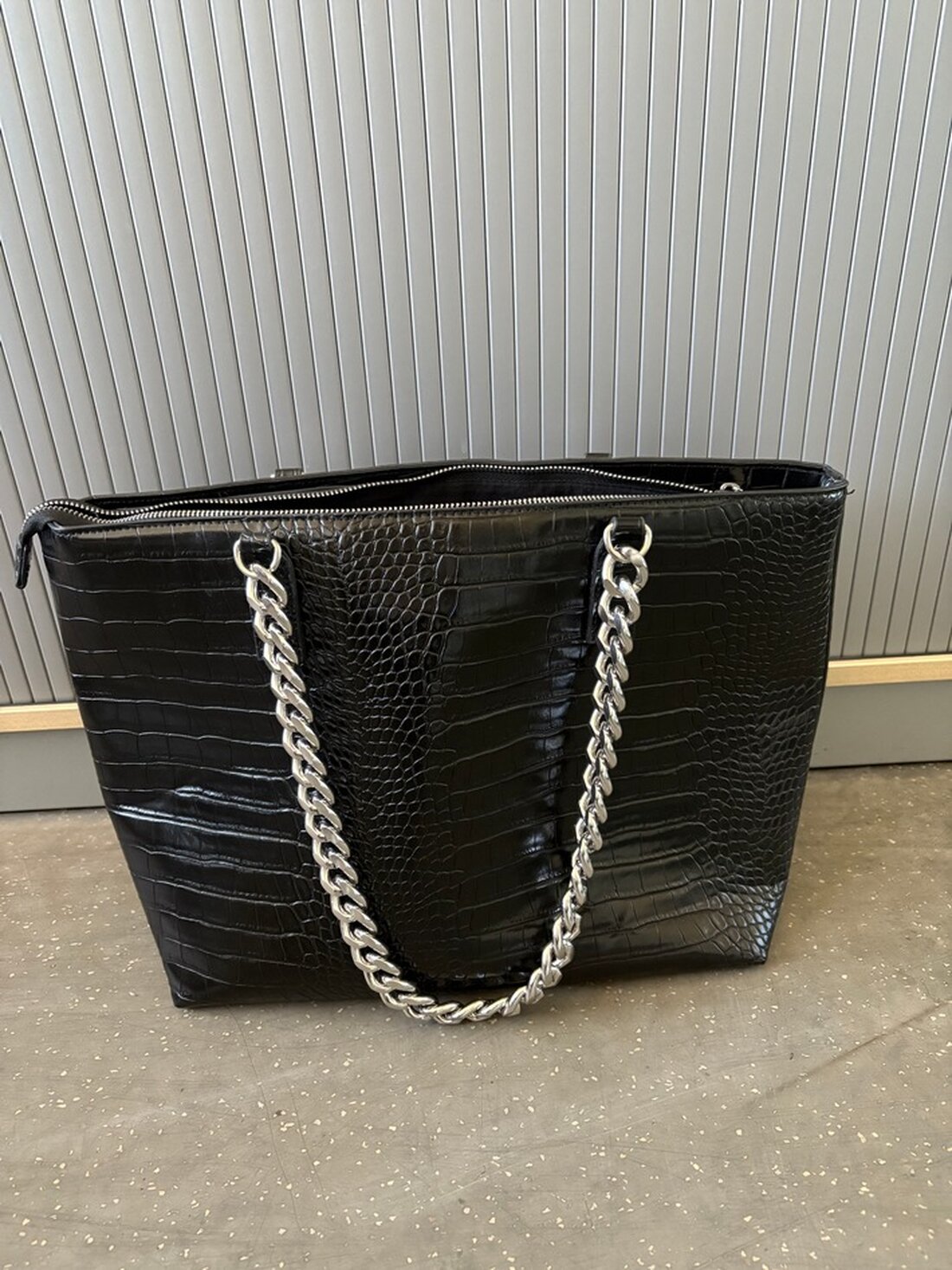 Polizei sucht Zeugen zu gestohlener Handtasche in Jesteburg und einem Verkehrsunfall in Seevetal. Hinweise erbeten!