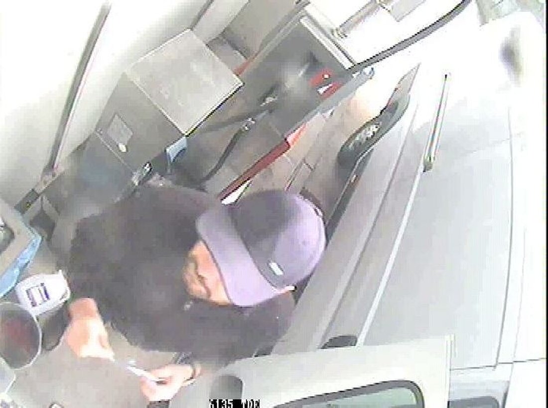 Die Polizei sucht Zeugen zu einem Tankbetrug in Sömmerda, bei dem ein Unbekannter mit gefälschter Karte und gestohlenen Kennzeichen tankte.