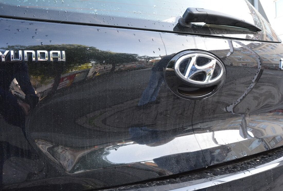 Unfallflucht auf dem EDEKA-Parkplatz in Hameln: Zeugen gesucht nach Beschädigung eines Hyundai i10 am 15.04.2025.