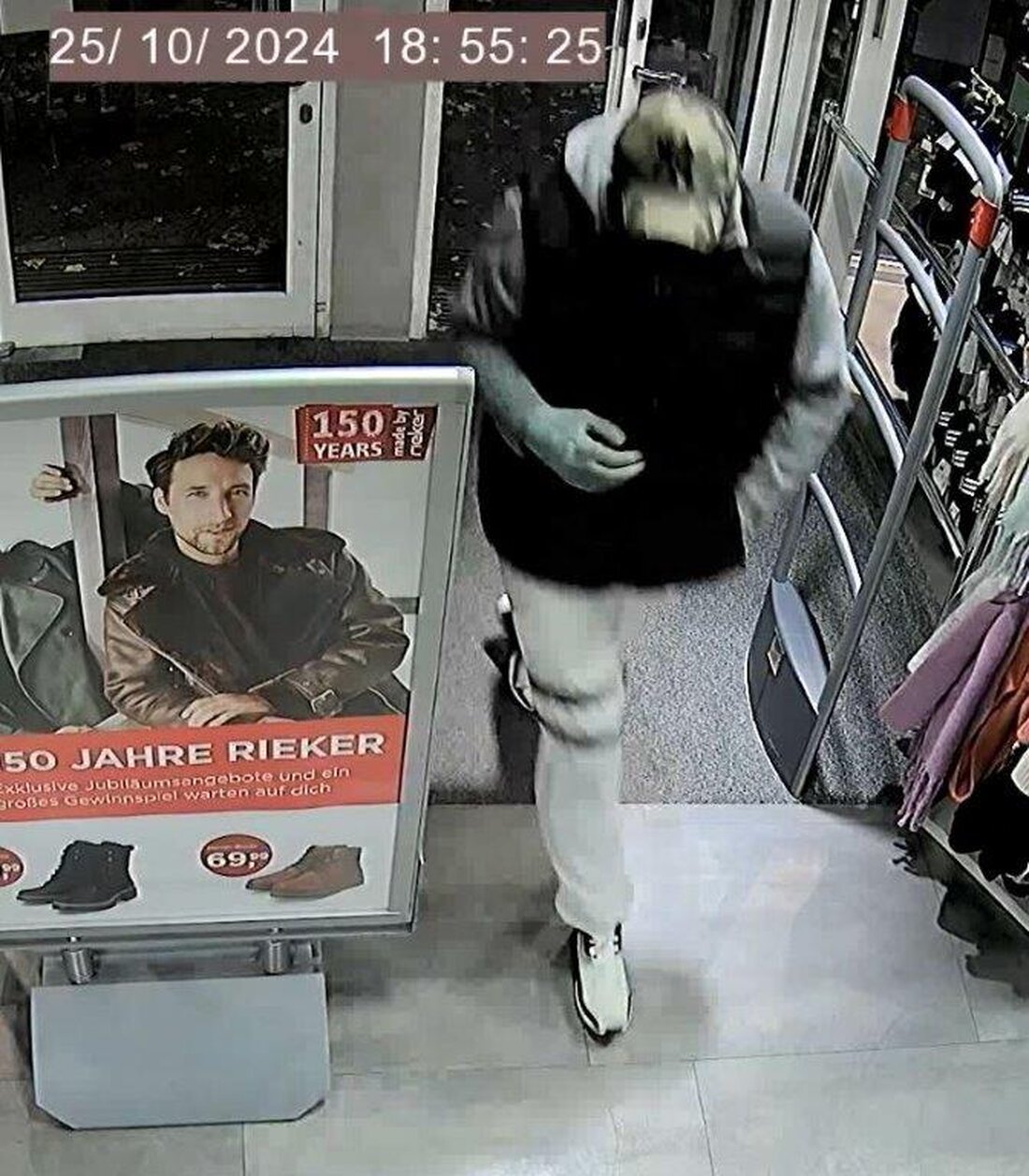 Die Polizei Berlin sucht Hinweise zu einem bewaffneten Raubüberfall auf ein Schuhgeschäft in Britz am 25. Oktober 2024.