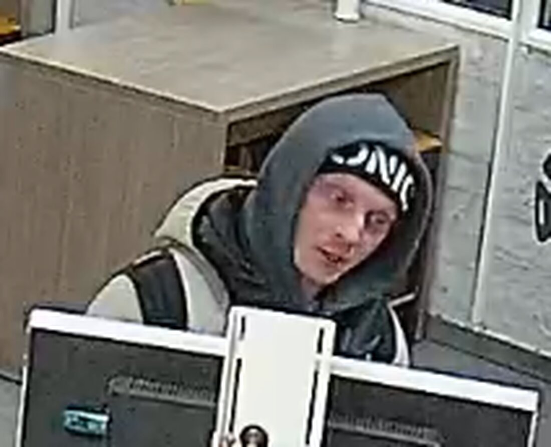 Die Polizei Berlin sucht Zeugen für einen gescheiterten Überfall auf eine Tankstelle in Charlottenburg am 29. Februar 2024. Hinweise erbeten!