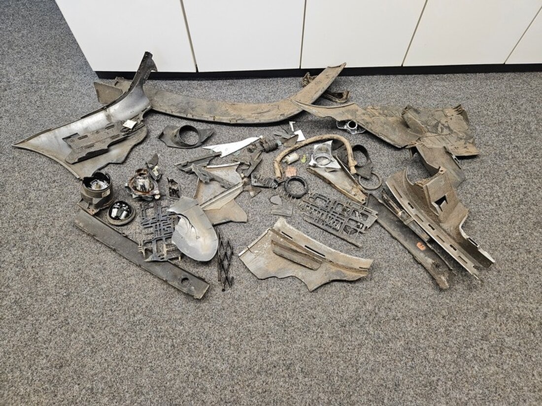 Unbekannter Ford-Fahrer flüchtet nach Unfall in Goch. Polizei sucht Zeugen zum Vorfall auf der Hassumer Straße.
