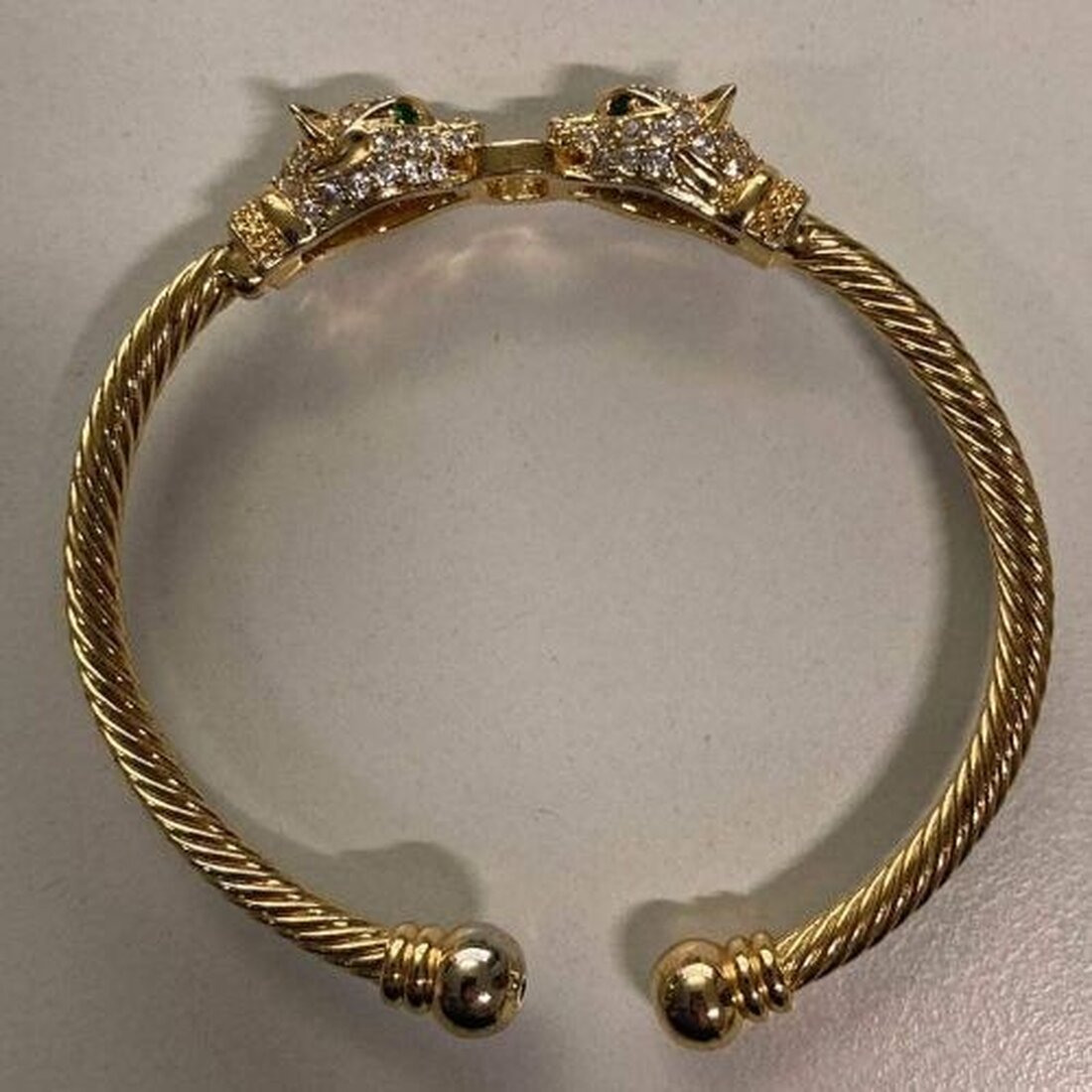 Polizei Darmstadt sucht den rechtmäßigen Eigentümer eines goldenen Armreifs, der bei einer Kontrolle gefunden wurde. Hinweise erbeten.
