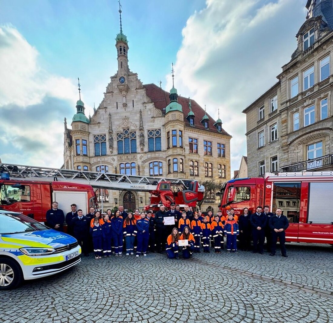 Am 15.03.2025 übergab die Polizei Wolfsburg einen Spendenscheck an die Kinder- und Jugendfeuerwehren in Helmstedt.