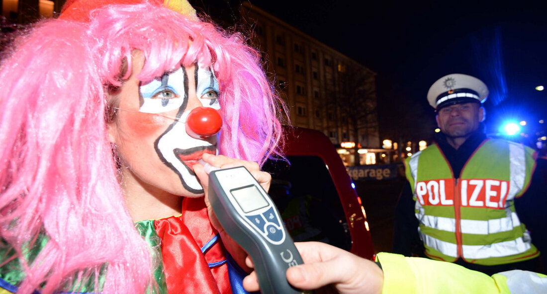 Polizei verstärkt Kontrollen zur Fastnachtssaison – Fokus auf Jugendschutz In einer Pressemitteilung kündigte die Polizei an, dass sie während der bevorstehenden Fastnachtssaison verstärkt Kontrollen durchführen wird. Besonderes Augenmerk wird dabei auf den Schutz von Jugendlichen gelegt. Die Maßnahmen zielen darauf ab, die Sicherheit aller Feiernden zu gewährleisten und ein friedliches Miteinander zu fördern. Die Fastnacht gehört zu den farbenfrohesten und lebhaftesten Festen in Deutschland, zieht jedoch auch immer wieder besorgniserregende Situationen nach sich, die unter Umständen die Sicherheit der Teilnehmer gefährden können. Mit den angekündigten Kontrollen will die Polizei präventiv eingreifen und Delikten wie Alkoholmissbrauch, Vandalismus oder Gewalt entgegenwirken. Mögliche …