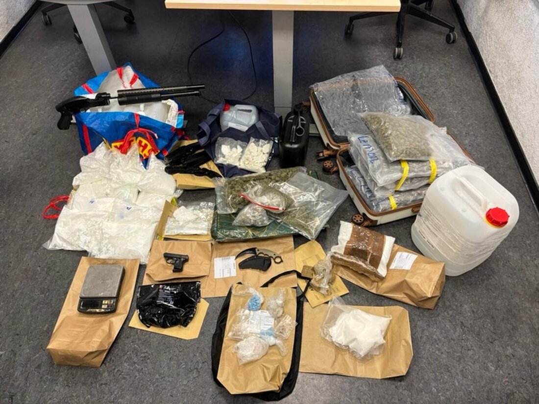 Über 50 Beamte durchsuchen Wohnungen in Köln und sichern über 60.000 Euro Bargeld, Drogen und Waffen bei mutmaßlichen Drogendealern.
