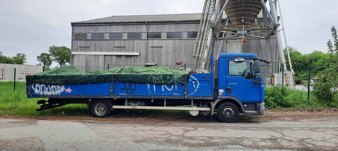 Polizei Bad Oldesloe stoppt überladenen Lkw auf BAB 1. Fahrer muss Bußgeld zahlen und darf nicht weiterfahren.