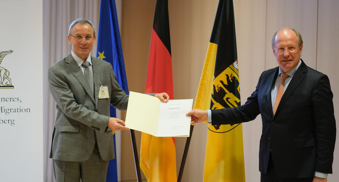 Polizeipräsident Günther Freisleben wurde in den Ruhestand versetzt. Er war nicht nur ein kompetenter Anführer der baden-württembergischen Polizei. Für die UNO und die EU arbeitete er auch in verschiedenen Polizeimissionen im Ausland in Spitzenpositionen. „Polizeipräsident Günther Freisleben war ein Kollege und Vorgesetzter, der seine Mitarbeiter mit dem nötigen Instinkt und der richtigen Portion Humor schätzte und motivierte. Er war bekannt für seine klare Führungslinie und verkörperte mit seiner strukturierten, zielorientierten und selbstbewussten Art einen Polizeiführer, wie man ihn gerne hätte “, sagte der Außenminister Wilfried Klenk MdL anlässlich des Rücktritts von Polizeipräsident Freisleben in einem kleinen Kreis. Günther Freisleben hatte …