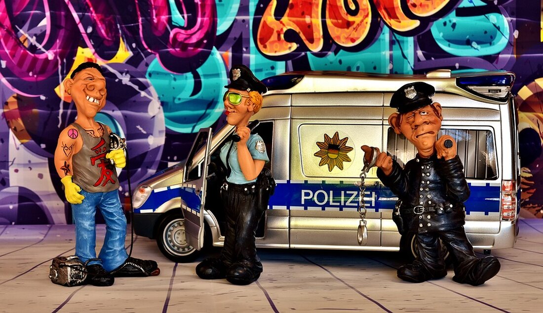 Polizeieinsatz in Potsdam – Mehrere Verletzte in der Potsdamer Innenstadt Die Polizei wurde am Freitagnachmittag zu einer tätlichen Auseinandersetzung mit Verletzten in der Burgstraße in Potsdam gerufen. Bei dem Vorfall gab es mehrere Verletzte, von denen zumindest eine Person ins Krankenhaus gebracht wurde. Glücklicherweise besteht keine Lebensgefahr für die Verletzten. Die genaue Art der Verletzungen, die von den Potsdamer Neuesten Nachrichten als Stichverletzungen gemeldet wurden, konnte von einer Polizeisprecherin nicht bestätigt werden. Der Vorfall ereignete sich auf offener Straße und es waren mehrere Einsatzwagen im Einsatz. Es wird berichtet, dass auch Jugendliche an der Auseinandersetzung beteiligt waren, ob sie jedoch …