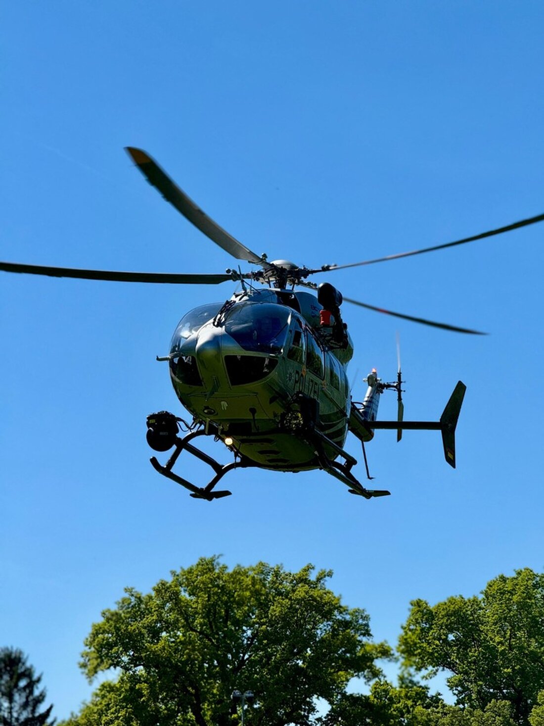 Die Landespolizeiinspektion Erfurt berichtet über die erfolgreiche Suche und Rettung eines vermissten 67-Jährigen mit Demenz in Vieselbach.