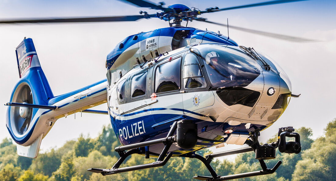 Die Polizeihubschrauberstaffel Baden-Württemberg setzt auf Modernisierung: Alle Polizeihubschrauber wurden erfolgreich auf das Fünfblattrotorsystem umgerüstet. Diese Maßnahme soll nicht nur die Leistungsfähigkeit der Helikopterflotte, sondern auch die der Besatzungen deutlich verbessern. Bei seinem Besuch am Standort Flughafen Stuttgart betonte der stellvertretende Ministerpräsident und Innenminister Thomas Strobl die Bedeutung dieser technischen Aufrüstung für die Sicherheit der Bevölkerung. Bereits im Jahr 2016 hatte die Polizeihubschrauberstaffel Baden-Württemberg neue Hubschrauber des Typs H145 in Betrieb genommen und damit weltweit Maßstäbe gesetzt. Diese modernen Hubschrauber, auch „Bussarde“ genannt, haben seitdem bei zahlreichen Rettungsaktionen und Fahndungserfolgen eine wichtige Rolle gespielt. Nun setzt die Staffel erneut neue Maßstäbe, …