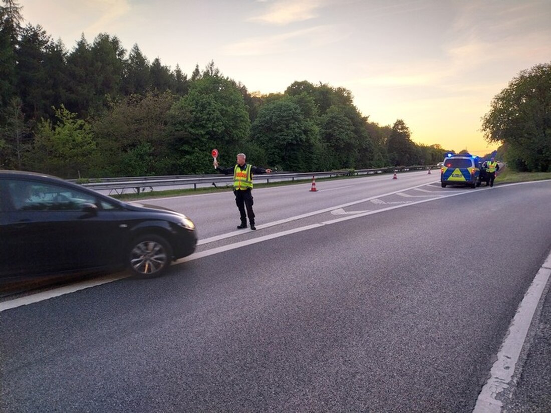 Polizei führt am 09.05.2025 Verkehrskontrollen auf BAB 23 in Tornesch durch, entdeckt Verstöße und nimmt Personen fest.