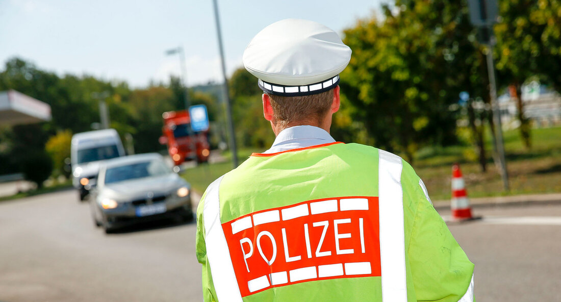 Innenminister Thomas Strobl hat eine positive Bilanz zum sechsten länderübergreifenden Sicherheitstag zur Bekämpfung von Straftaten im öffentlichen Raum gezogen. Der Fahndungs- und Sicherheitstag fand zeitgleich in Baden-Württemberg, Bayern, Hessen, Rheinland-Pfalz und dem Saarland statt. Am 24. Mai 2023 fand bereits zum sechsten Mal der länderübergreifende Sicherheitstag zur Bekämpfung von Straftaten im öffentlichen Raum mit gemeinsamen Einsätzen der Polizeien Baden-Württemberg, Bayern, Hessen, Rheinland-Pfalz und des Saarlands statt. In Baden-Württemberg wurden beim länderübergreifenden Sicherheitstag rund 10.400 Personen, 5.800 Fahrzeuge sowie mehr als 10.000 Dokumente kontrolliert. Dabei haben die eingesetzten Polizeibeamtinnen und Polizeibeamten 465 Straftaten und 639 Ordnungswidrigkeiten festgestellt. 68 Personen wurden vorläufig …