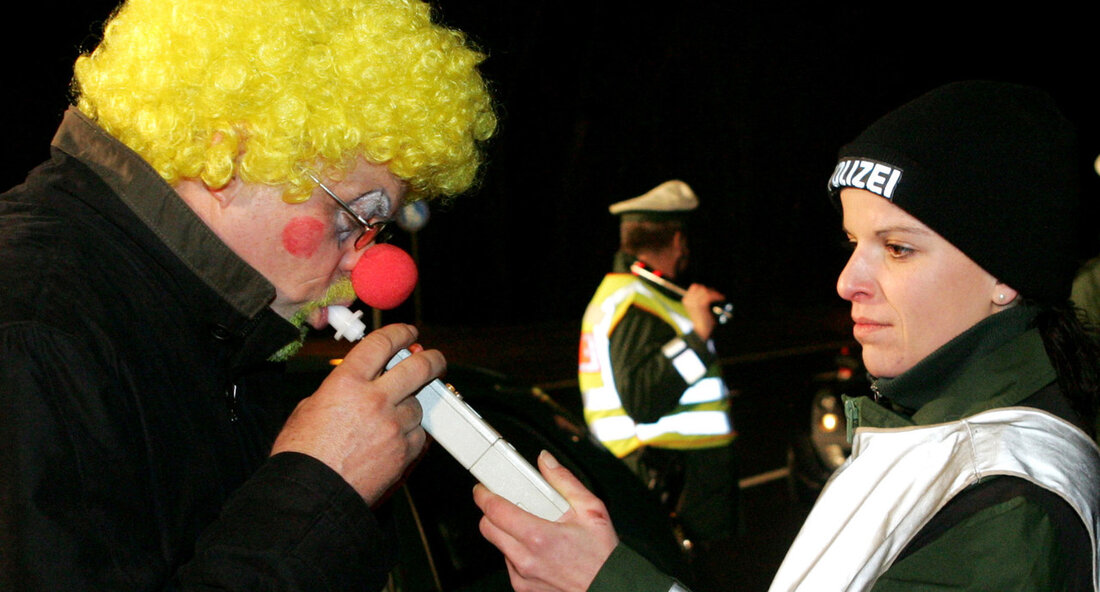Polizei verstärkt Kontrollen zur Sicherheit während der Faschingszeit Die Fasnacht steht vor der Tür und die Polizei Baden-Württemberg nimmt die Sicherheit der feiernden Menschen sehr ernst. Um für eine sichere Fasnacht zu sorgen, wird die Polizei in den kommenden Tagen und Nächten verstärkt Kontrollen und Schwerpunktaktionen im Land durchführen. Insbesondere soll der Straßenverkehr überwacht werden. In einer Pressemitteilung warnte der stellvertretende Ministerpräsident und Innenminister Thomas Strobl davor, unter Alkohol- oder Drogeneinfluss zu fahren. Die feierliche Stimmung der Fasnacht solle gewahrt bleiben, doch die Sicherheit aller Verkehrsteilnehmer habe oberste Priorität. Laut der Polizei gehören fehlende Verkehrstüchtigkeit nach wie vor zu den …