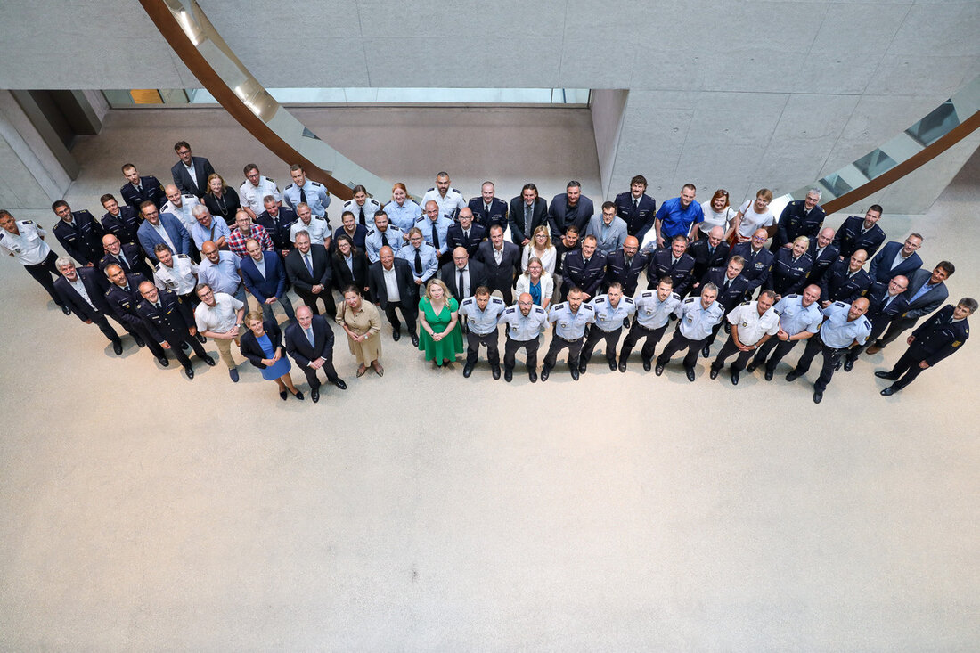Titel: Baden-Württembergische Polizeikräfte kehren von internationalen Friedenseinsätzen zurück Einleitung: 79 Polizeikräfte der Polizei Baden-Württemberg haben sich in den letzten vier Jahren bei internationalen Friedenseinsätzen engagiert und sind nun nach Baden-Württemberg zurückgekehrt. Bei einem Empfang würdigte Staatssekretär Wilfried Klenk ihr Engagement und betonte die Bedeutung des Engagements für Sicherheit und Frieden. Main: Bei einer Feierstunde im Ministerium des Inneren, für Digitalisierung und Kommunen würdigte Staatssekretär Wilfried Klenk gemeinsam mit Landespolizeipräsidentin Dr. Stefanie Hinz den Einsatz der 79 Polizeikräfte aus Baden-Württemberg, die in den letzten vier Jahren bei internationalen Friedenseinsätzen im Ausland tätig waren. Diese Einsätze fanden im Rahmen der Vereinten Nationen, …