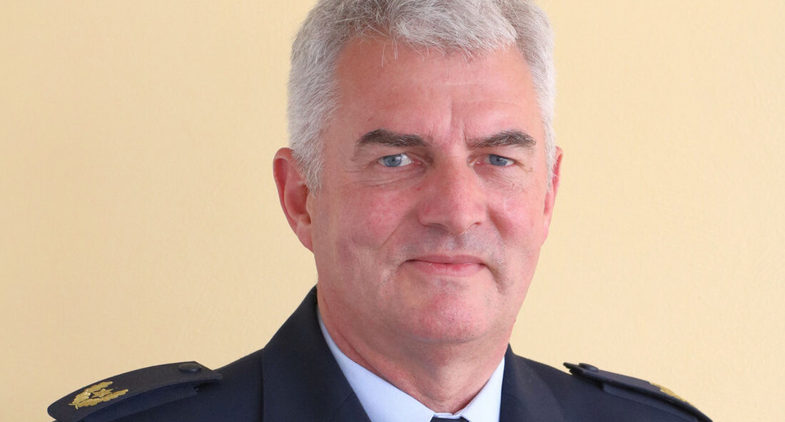 Innenstaatssekretär Wilfried Klenk hat den Präsidenten des Polizeipräsidiums Ludwigsburg, Burkhard Metzger, nach seiner 41-jährigen Laufbahn in den Ruhestand verabschiedet. „Polizeipräsident Burkhard Metzger war ein Chef, der sein Handwerk von der Pike auf gelernt hat. Verwurzelt in der Region, leitete er dasPolizeipräsidium Ludwigsburg mit einem großen persönlichen Engagement, das weit über das Normalmaß hinausging. Sein Sachverstand und seine offene, den Menschen zugewandte Art zeichnen ihn aus. Durch sein Ehrenamt als Präsident derLandesverkehrswacht Baden-Württemberg wird die Sicherheitsarbeit in unserem Land auch in seinem Ruhestand weiterhin von seiner Expertise profitieren“, sagte Innenstaatssekretär Wilfried Klenk bei der Verabschiedung am 25. November 2022 in Ludwigsburg. …