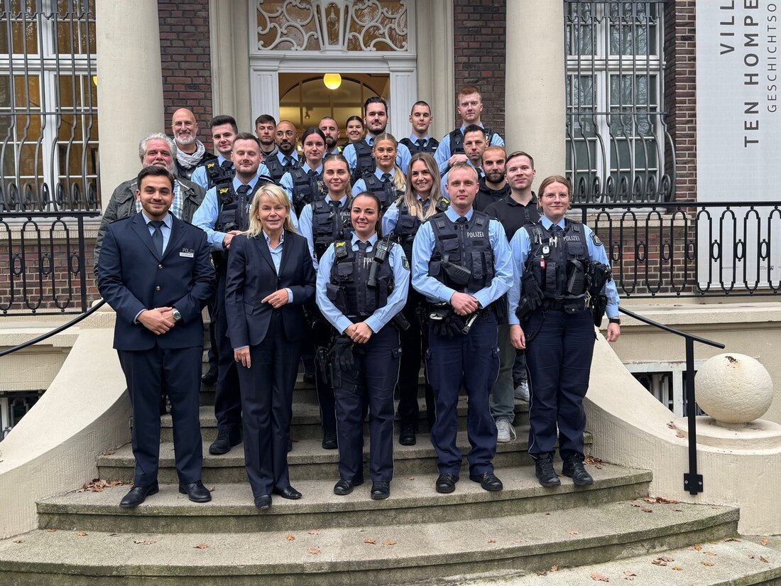Polizeipräsidentin Zurhausen empfängt Neuzugänge in der Villa ten Hompel. Traditioneller Dialog zur Geschichtswertung und Zukunftsplanung.