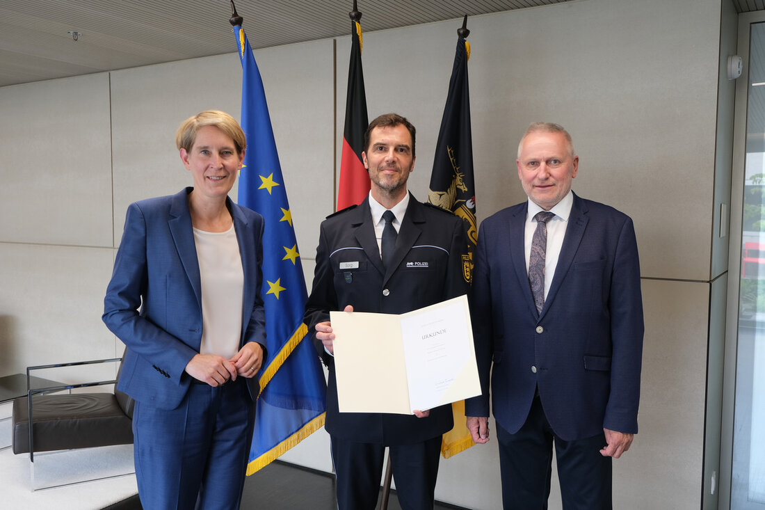Bernd-Michael Sorg wird neuer Leiter des Führungs- und Einsatzstabes des Polizeipräsidiums Einsatz in Baden-Württemberg. Er tritt seine neue Position am 1. Juli 2023 an und wird gleichzeitig mit der stellvertretenden Leitung beauftragt. Sorg übernimmt den Posten von Thomas Wild, der zu Jahresbeginn Polizeipräsident beim Polizeipräsidium Ludwigsburg wurde. Das Polizeipräsidium Einsatz ist ein wichtiger Bestandteil der Sicherheitsarchitektur Baden-Württembergs und umfasst ein breites Tätigkeitsspektrum. Innenstaatssekretär Thomas Blenke betonte die Bedeutung einer guten und starken Leitung für diese Aufgaben und äußerte seine Freude über die Ernennung von Bernd-Michael Sorg. Er lobte Sorgs fachliche Expertise und seine Menschlichkeit und ist zuversichtlich, dass er seine …