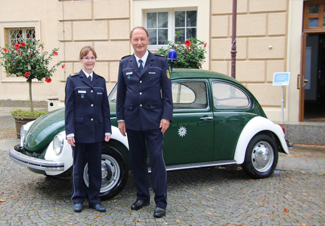 Innenstaatssekretär Thomas Blenke hat den Vizepräsidenten des Polizeipräsidiums Karlsruhe, Hans Matheis, in den Ruhestand verabschiedet. Matheis war eine erfahrene und anerkannte Führungspersönlichkeit der Polizei Baden-Württemberg und wurde aufgrund seiner ruhigen Art und seines Fachwissens als Vorgesetzter geschätzt. In seinen 47 Dienstjahren hat er zahlreiche Erfolge in der Verbrechensbekämpfung erzielt. Am 25. Juli 2023 wurde Hans Matheis offiziell verabschiedet. Staatssekretär Thomas Blenke bedankte sich herzlich bei ihm für seine Verdienste. Matheis hatte verschiedene Spitzenämter bei der Landespolizei Baden-Württemberg inne, darunter auch Leitungsfunktionen beim Landeskriminalamt Baden-Württemberg. Durch seine Ausbildung beim FBI in Quantico (Virginia, USA) war er international gut vernetzt und genoss …
