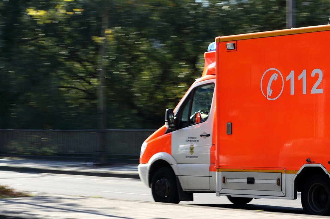 In der Nacht zum Samstag wurde ein Polizist bei einem Angriff auf einen Einsatzwagen der Berliner Polizei in der Möckernstraße in Kreuzberg verletzt. Mehrere Unbekannte warfen gegen 23 Uhr Steine auf den Funkwagen, wodurch mehrere Scheiben zu Bruch gingen. Auch ein geparktes Taxi wurde beschädigt. Die Täter konnten unerkannt entkommen. Bei dem Angriff erlitt ein Polizist Verletzungen durch umherfliegende Splitter. Glücklicherweise konnten die alarmierten Rettungskräfte die Blessuren des Beamten ambulant versorgen. Der verletzte Polizist und sein unverletzter Kollege beendeten daraufhin ihren Dienst. Die Kriminalpolizei hat den Tatort untersucht und Spuren gesichert. Die Ermittlungen wurden wegen gefährlicher Körperverletzung, gefährlichem Eingriff in …