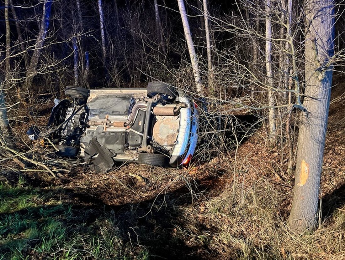 Ein 58-jähriger Autofahrer überschlägt sich in Stemwede auf der Lübbecker Straße, verletzt sich leicht und wird ins Krankenhaus gebracht.