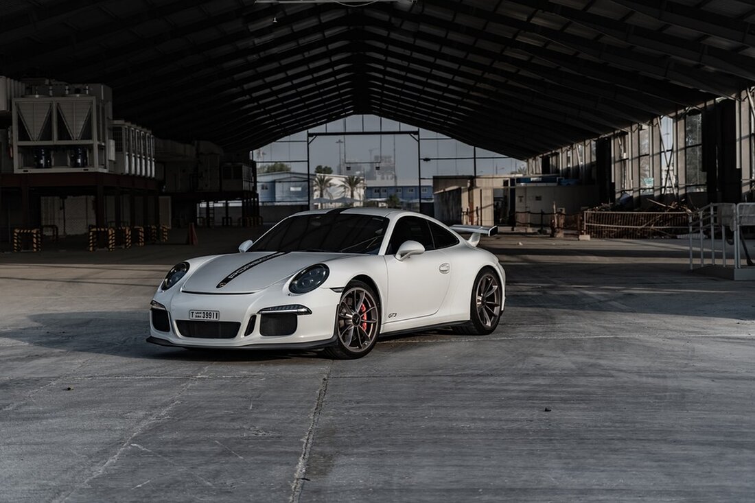 Der Sportwagenbauer Porsche greift der „Aktion Deutschland Hilft“ beim Engagement in Nahost unter die Arme. Das Stuttgarter Unternehmen, das in seinem Leipziger Werk rund 4400 Beschäftigte hat, spendet eine Million Euro für vom Krieg betroffene Menschen. Porsche unterstützt Nothilfe in Nahost Leipzig/Stuttgart. Porsche will den vom Krieg betroffenen Menschen in Nahost helfen. Der Autobauer unterstützt deshalb die „Nothilfe Nahost“ von „Aktion Deutschland hilft“ mit einer Million Euro. Die Aktion – ein Bündnis deutscher Hilfsorganisationen mit Sitz in Bonn – will in der Kriegsregion Hilfe leisten, sobald die Sicherheitslage es zulasse. Dies entspreche dem ganzheitlichen Ansatz der Porsche Spendenstrategie, wie Oliver …