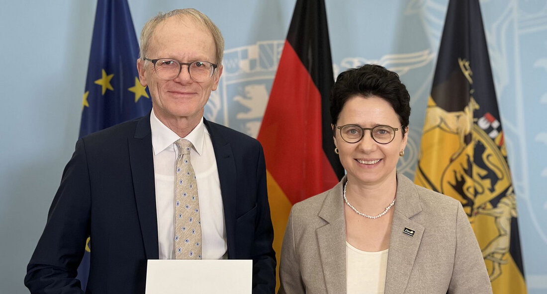 Am vergangenen Freitag wurde Dr. Dietmar Foth, langjähriger Präsident des Landgerichts Rottweil, im Rahmen einer Feierstunde von Justizministerin Marion Gentges verabschiedet. Nach 36 Jahren im Dienst der baden-württembergischen Justiz tritt er nun in den wohlverdienten Ruhestand. Dr. Foth, der seit 2013 das Landgericht Rottweil leitete, wurde von Ministerin Gentges für seine hervorragende fachliche Kompetenz und seinen ruhigen Führungsstil gelobt. Sie betonte auch sein Engagement für die Belange der Mitarbeiterinnen und Mitarbeiter am Gericht sowie seine Fähigkeit, Lösungen zu finden, in die alle Beteiligten einbezogen wurden. Die Verabschiedung von Dr. Foth markiert das Ende einer Ära für das Landgericht Rottweil. Unter …