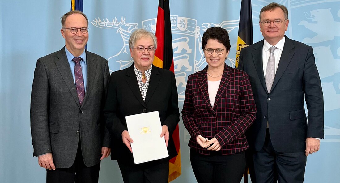 Justizministerin Marion Gentges hat die Präsidentin des Verwaltungsgerichts Karlsruhe Gudrun Schraft-Huber in den Ruhestand verabschiedet. Sie hat sowohl als Präsidentin des Verwaltungsgerichts Stuttgart als auch des Verwaltungsgerichts Karlsruhe die Justiz in Baden-Württemberg mit ihrer loyalen und verlässlichen Art wesentlich geprägt. Die Präsidentin des Verwaltungsgerichts Karlsruhe Gudrun Schraft-Huber tritt nach über 38 Jahren in der baden-württembergischen Justiz in den Ruhestand. Gudrun Schraft-Huber war von 2013 bis 2017 Präsidentin des Verwaltungsgerichts Stuttgart und zuletzt seit Januar 2018 Präsidentin des Verwaltungsgerichts Karlsruhe. Ministerin Marion Gentges verabschiedete die Präsidentin des Verwaltungsgerichts Karlsruhe Gudrun Schraft-Huber im Justizministerium in Stuttgart offiziell in den Ruhestand. Marion Gentges sagte: &hellip;