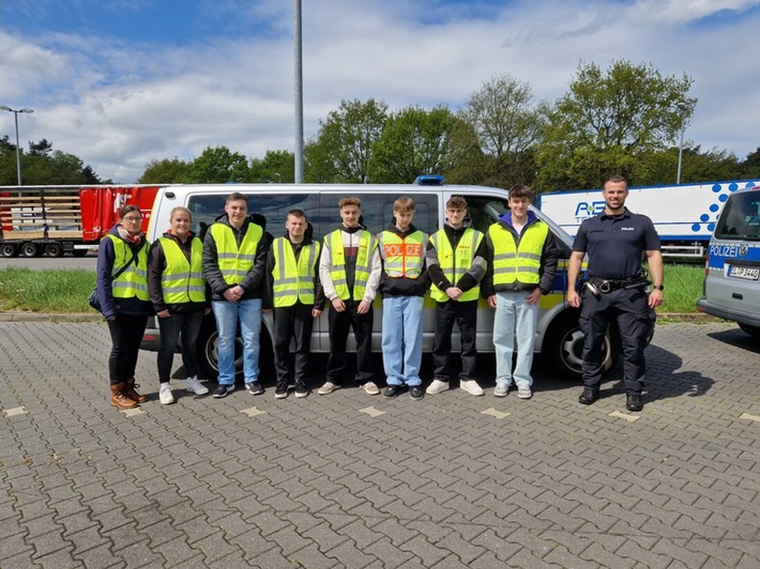 Im Präventionsprojekt POL-EL in Nordhorn begleiten Berufsschüler der Spedition die Polizei bei Verkehrsüberwachungen zur Sicherstellung sicherer Transportbedingungen.