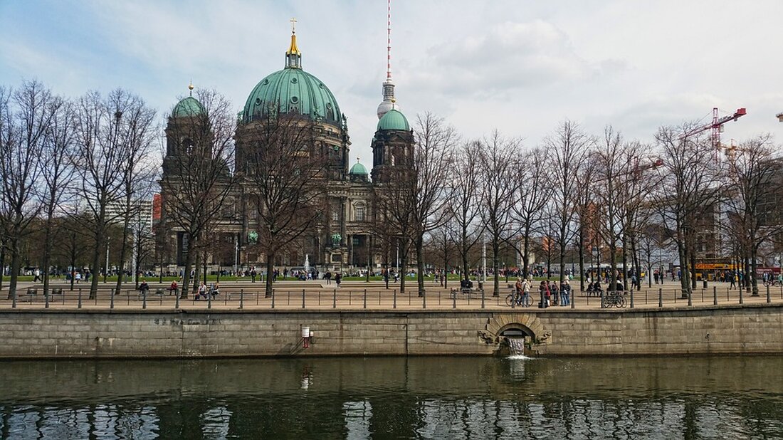 In der aktuellen Woche der Einsamkeit vom 17. bis 23. Juni 2024 hat die Senatsverwaltung erneut das Nachbarschaftsprojekt „Berliner Hausbesuche“ in Marzahn-Hellersdorf hervorgehoben. Das Angebot richtet sich an Menschen im Alter und bietet Informationen für ein vitales und aktives Leben. Das Projekt wurde 2021 als Pilotprojekt gestartet und wurde aufgrund des Erfolgs mittlerweile auf alle Bezirke ausgeweitet. Die Bezirksstadträtin Juliane Witt lobt die Ergebnisse der Evaluation und dankt der Senatsverwaltung für Wissenschaft, Gesundheit und Pflege sowie dem Malteser Hilfsdienst für die Unterstützung. Obwohl es zuvor eine Lücke gab, da zwei Betreuer den Bezirk verlassen hatten, sind nun wieder zwei Projektmitarbeiter …