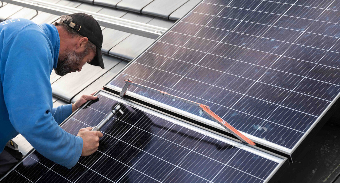 Der Ausbau von Photovoltaikanlagen in Baden-Württemberg hat im Jahr 2023 einen neuen Rekord erreicht. Mit einem Zuwachs von fast 1,9 Gigawatt wurde deutlich mehr Solarstromkapazität installiert als in den Vorjahren. Diese Entwicklung ist ein wichtiger Schritt, um die Klimaziele des Landes zu erreichen und langfristig günstigen Strom zu gewährleisten. Laut der Pressemitteilung des Energieministeriums ist Baden-Württemberg damit auf dem richtigen Weg, seine Klimaschutzziele zu erreichen und gleichzeitig die Wettbewerbsfähigkeit des Wirtschaftsstandorts zu stärken. Die Energieministerin Thekla Walker betont, dass der Ausbau der Photovoltaik auch für die Unternehmen des Landes zunehmend wichtig wird und regenerative Energieproduktion zu einem entscheidenden Standortfaktor wird. …