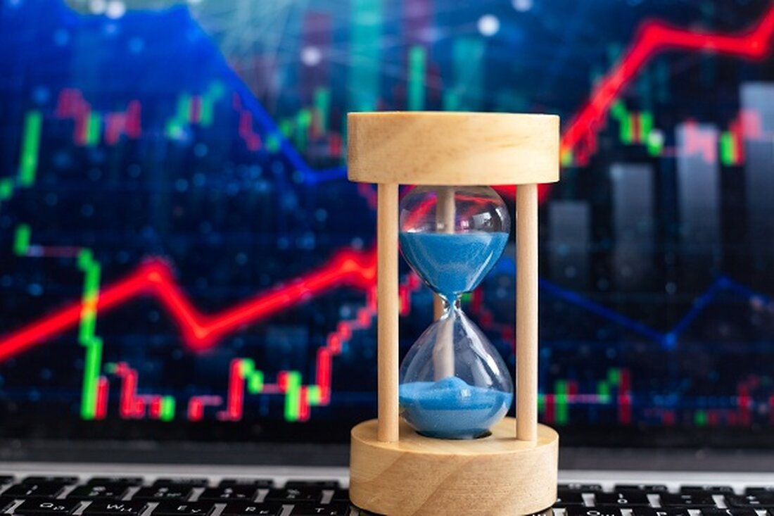 Der Preisanstieg von VTHO wird durch Netzwerkinteroperabilität und Nutzen vorangetrieben. Analysten beäugen die VTHO-Prognose von 0,0132 US-Dollar. Der BITBOT-Token-Vorverkauf bringt in der dritten Phase 570.763 US-Dollar ein. In der schnelllebigen Welt der Kryptowährungen hat VeThor Token (VTHO) kürzlich mit seiner beeindruckenden Preisrallye für Aufmerksamkeit gesorgt. Analysten sind hinsichtlich der Zukunft von VTHO optimistisch und prognostizieren einen möglichen Anstieg auf 0,0132 US-Dollar. Dieser positive Ausblick wird durch das Engagement des Tokens zur Verbesserung der Netzwerkinteroperabilität und der Benutzerinteraktionen befeuert. Preiserholung des VeThor Token (VTHO). VeThor Token, ein wichtiger Akteur auf dem Kryptowährungsmarkt, verzeichnete ein bemerkenswertes Wachstum und verzeichnete in den letzten …