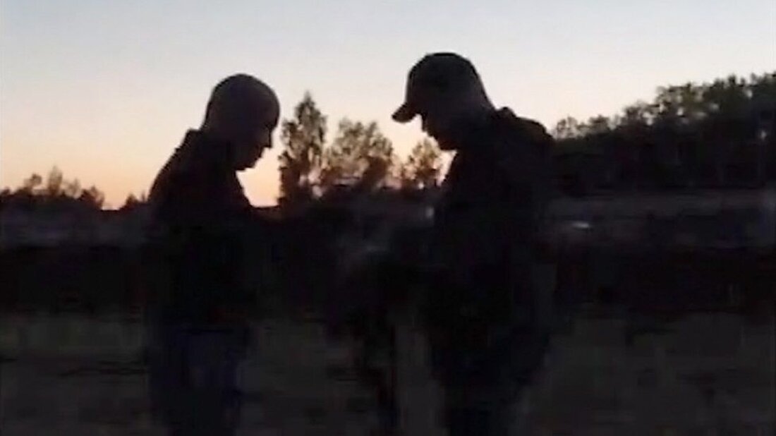Ein Video auf mit der Wagner-Söldnergruppe verbundenen Telegram-Kanälen scheint deren Chef Jewgeni Prigoschin in Weißrussland zu zeigen. Er begrüßt Kämpfer und bezeichnet die jüngsten Entwicklungen an der Front in der Ukraine als „Schande“. Er deutet auch an, dass Wagner zu einem späteren Zeitpunkt wieder in den Krieg eintreten könnte. Das Video scheint auch eine Aussage Weißrusslands zu bestätigen, dass Wagner-Kämpfer nun als militärische Ausbilder für die Armee des Landes fungierten. Dies wäre das erste Filmmaterial von Prigozhin, das gesehen wurde, seit Wagner Ende Juni eine bewaffnete Meuterei in Russland auslöste. Es wurde bei schwachem Licht aufgenommen und zeigt Prigozhin, wie …