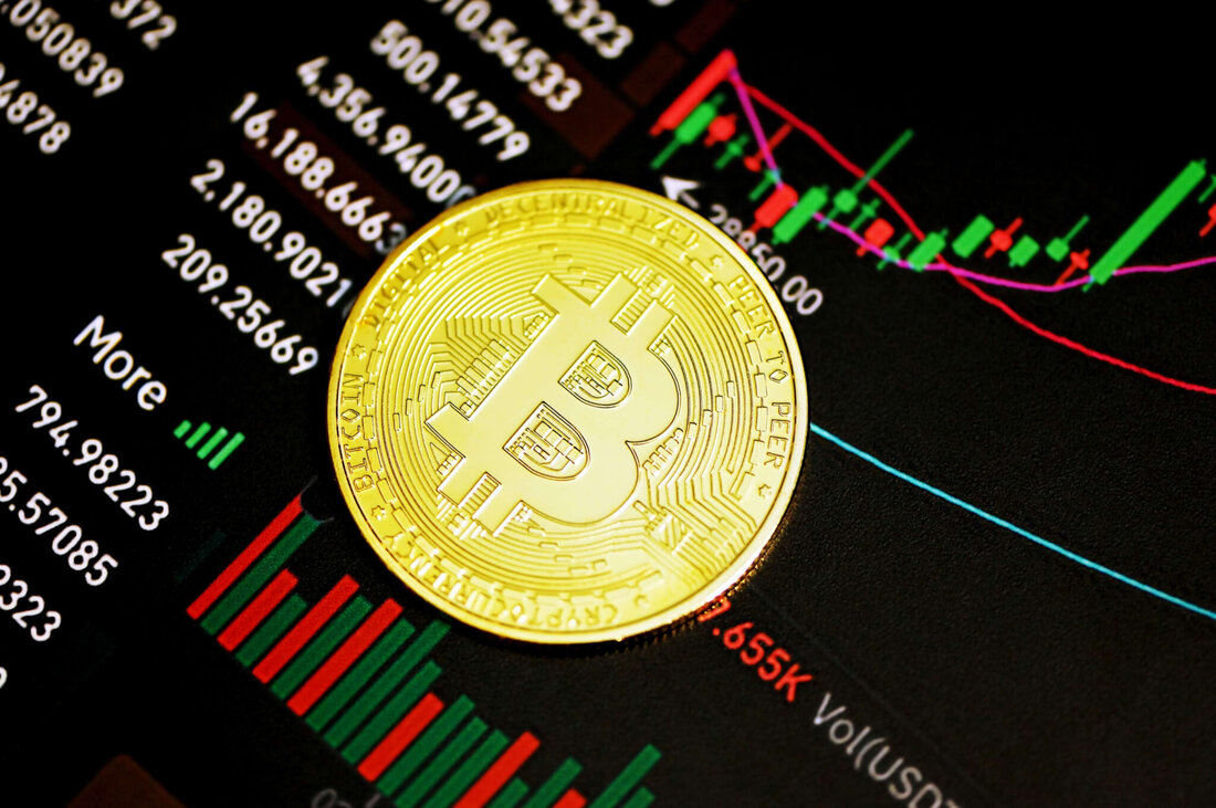 Der Analyst von Wolfe Research ist besorgt über die jüngste Preisentwicklung bei Bitcoin. Rob Ginsberg erklärte am Donnerstag in einer Forschungsnotiz, warum. Die größte Kryptowährung der Welt hat diese Woche ein Todeskreuz gedruckt. Bitcoin ist diese Woche unter die wichtige 25.000-Dollar-Unterstützung abgerutscht, was ein Analyst von Wolfe Research besorgniserregend findet. Warum macht sich Rob Ginsberg Sorgen um Bitcoin? Auch die größte Kryptowährung der Welt testete dieses Niveau im Juni, erholte sich aber von dort aus kräftig. Laut Rob Ginsberg ist die Tatsache, dass der Kurs dieses Mal unter diese starke Unterstützung fiel, auch wenn dies nur kurzzeitig der Fall war, …