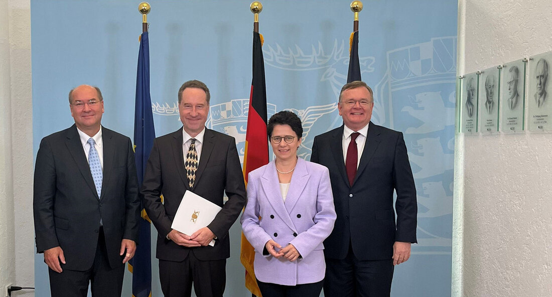 Neuer Präsident des Verwaltungsgerichts Stuttgart – Prof. Dr. Jan Bergmann tritt sein Amt an Stuttgart, 5. Oktober 2023 – Das Verwaltungsgericht Stuttgart hat einen neuen Präsidenten: Prof. Dr. Jan Bergmann. Ministerin der Justiz und für Migration Marion Gentges überreichte ihm heute die Ernennungsurkunde und gratulierte ihm zu seinem neuen Amt. Prof. Dr. Bergmann tritt die Nachfolge von Prof. Dr. Malte Graßhof an, der als Präsident an den Verwaltungsgerichtshof Baden-Württemberg nach Mannheim wechselte. Ministerin Marion Gentges hob die herausragenden Qualifikationen von Prof. Dr. Bergmann hervor und betonte seine dynamische und motivierte Arbeitsweise. Außerdem sei er nicht nur in der Justiz tätig, …