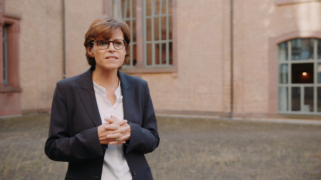 Die langjährige Direktorin der Staatlichen Kunsthalle Karlsruhe, Prof. Dr. Pia Müller-Tamm, geht in den Ruhestand. Kunstministerin Petra Olschowski würdigte ihre besonderen Verdienste. An der Staatlichen Kunsthalle Karlsruhe geht eine Ära zu Ende: An diesem Freitag wird die langjährige Direktorin, Prof. Dr. Pia Müller-Tamm, in den Ruhestand verabschiedet. Die Kunsthistorikerin stand 14 Jahre lang an der Spitze des traditionsreichen Museums. „Pia Müller-Tamm ist Kunsthistorikerin, Ausstellungsmacherin und Museumsmanagerin mit Leib und Seele, mit Herz und Verstand, mit Gespür und Geschick“, sagte Kunstministerin Petra Olschowski am Donnerstag, 27. April 2023, in Stuttgart und dankte der scheidenden Direktorin außerordentlich für ihre besonderen Verdienste um die …