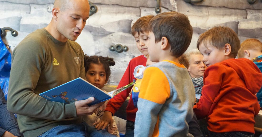 Programm „Kultur Kollaborateure“ startet in die fünfte Runde Das Programm „Kultur Kollaborateure“ des Leipziger Kulturamtes geht 2023 in die fünfte Runde. Dabei können sich Kindertageseinrichtungen, Schulen oder Horte gemeinsam mit Kulturpartnern ihrer Wahl bewerben und eigenständige Projekte im Laufe des Kalenderjahres umsetzen. Kanu-Weltmeister Franz Anton liest in der Kita &#8222;Um die Welt&#8220; © SEB Leipzig Beispiele für erfolgreiche Kollaborationen sind die 20. Oberschule der Stadt Leipzig in Schönefeld mit „Die Tonträger*innen“ sowie die Kinderland 2000 GmbH, die Kita Pusteblume in Anger-Crottendorf und Manuela Kahle mit „Die Kunst-Koffer kommen“. Anliegen des Programms ist es, einen Beitrag zur chancengerechten Teilhabe von Kindern &hellip;
