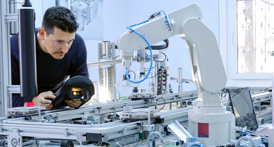 Steigende Arbeitslosenquote in Baden-Württemberg: Saisonale Effekte und strukturelle Probleme sichtbar Die Arbeitslosenquote in Baden-Württemberg ist im August 2024 auf 4,4 Prozent gestiegen. Dies entspricht einem Anstieg um 0,2 Prozentpunkte im Vergleich zum Vormonat. Während die Ministerin für Wirtschaft, Arbeit und Tourismus, Dr. Nicole Hoffmeister-Kraut, betont, dass ein Großteil dieser Entwicklung saisonalen Ursachen zuzuschreiben sei, wird die Besorgnis über die anhaltenden strukturellen Probleme auf dem Arbeitsmarkt lauter. Der Anstieg der Arbeitslosenzahl ist vor allem auf das Ende von Ausbildungsverträgen sowie die in der Ferienzeit sinkenden Neueinstellungen zurückzuführen. Mit insgesamt 283.913 Arbeitslosen, was einem Zuwachs von 14.720 Personen oder 5,5 Prozent im …