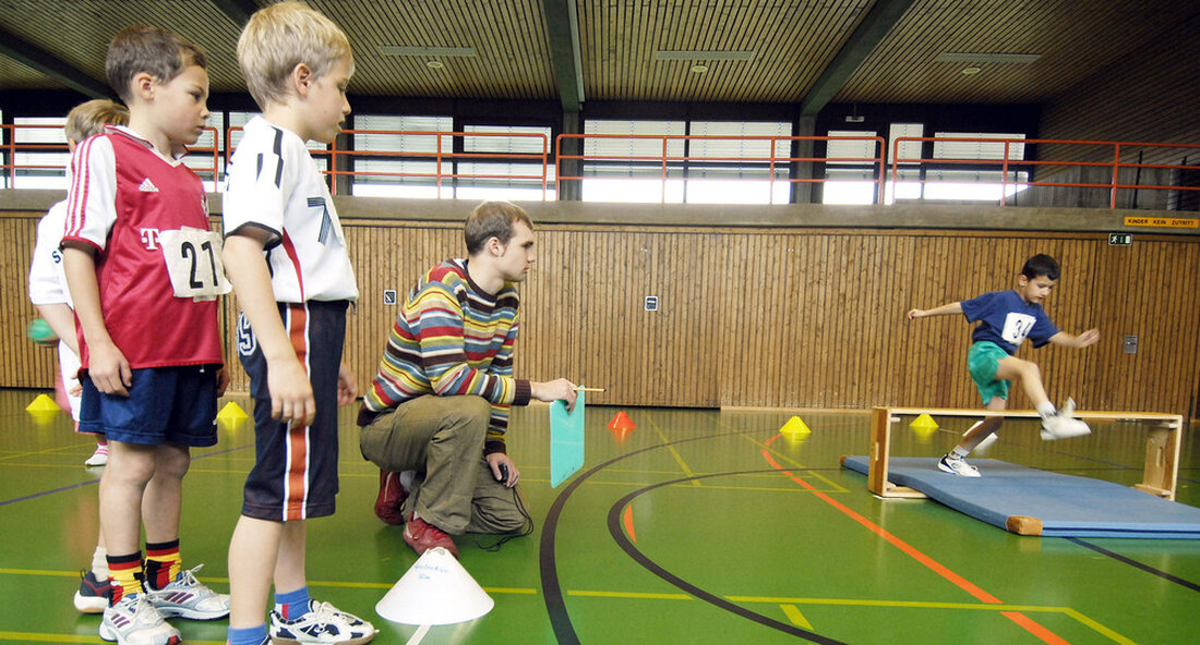 Der neue Schulsportratgeber unterstützt Lehrerinnen und Lehrer beim hochwertigen und sicheren Sportunterricht. Sportunterricht soll für die Schüler nicht nur attraktiv und gewinnbringend, sondern auch sicher sein. Ein hohes Maß an fachlichen, methodisch-didaktischen und organisatorischen Vorüberlegungen ist daher notwendig, damit Lehrkräfte den Unterricht in Sporthallen und Schwimmbädern oder auf Sportplätzen und anderen für Outdoor-Aktivitäten geeigneten Geländen planen, vorbereiten und durchführen können. Dafür hat das Zentrum für Schulqualität und Lehrerbildung in Kooperation mit der Unfallkasse Baden-Württemberg und dem Ministerium für Bildung, Jugend und Sport nun ein weiteres Tool entwickelt. Auf der Informationsportal „Berater Schulsport“ Lehrerinnen und Lehrer finden Unterstützung bei rechtlichen, sicherheitstechnischen …
