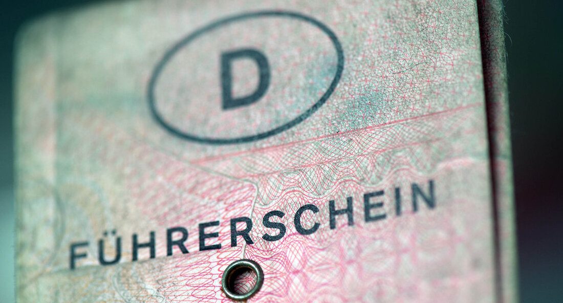 Für das Projekt „Bus und Bahn statt Führerschein“ hat das Land mit den Verkehrsverbünden des Landes eine Kooperationsvereinbarung unterzeichnet. Senioren können eine einmalige kostenlose Jahreskarte / ein kostenloses Abonnement für die Nutzung des öffentlichen Personennahverkehrs in ihrem Verkehrsverbund beantragen, wenn sie freiwillig auf den Führerschein verzichten. Das Verkehrsministerium hat mit den Verkehrsverbünden des Landes einen Kooperationsvertrag für das Projekt „Bus und Bahn statt Führerschein“ unterzeichnet. Bereits zum 1. Dezember 2021 haben Seniorinnen und Senioren in den teilnehmenden Landesverbänden die Möglichkeit, im Gegenzug für den freiwilligen Verzicht auf den Führerschein eine einmalige kostenlose Jahreskarte / ein Abonnement zur Nutzung des öffentlichen …