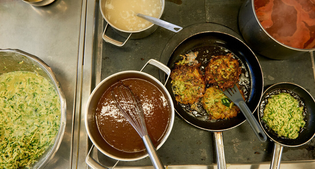 Essen in Seniorenheimen wird immer wichtiger. Mit dem Modellprojekt „Gutes Essen in der Seniorenverpflegung“ sollen die Verpflegungsmöglichkeiten in der Gemeinschaftsverpflegung erweitert und verbessert werden. Die Teilnehmer stehen nun fest. „Angesichts des demografischen Wandels nimmt der Anteil der gemeinschaftlich betreuten Senioren zu. Aus diesem Grund wird die Ernährung in Senioreneinrichtungen immer wichtiger. Mit unserem Modellprojekt „Gutes Essen in der Seniorenverpflegung“ wollen wir die Verantwortlichen dabei unterstützen, eine nachhaltige, gesundheitsfördernde und genussvolle Verpflegung in stationären Senioreneinrichtungen und mit mobilen Menüangeboten für Senioren zu etablieren“, so die Ernährungsministerin des Landes Bereiche und Verbraucherschutz, Peter Huk anlässlich der Bekanntgabe der teilnehmenden Institutionen. „Gutes Essen …