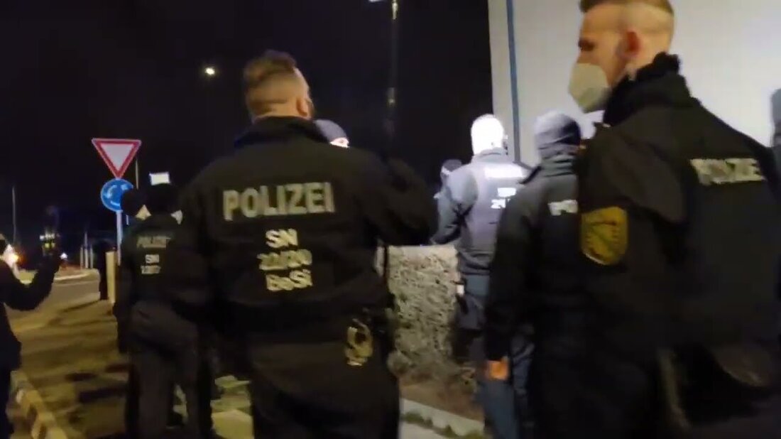Am 7. Februar 2022 waren zumindest in Engelsdorf und Markkleeberg mehrere Hundert Menschen, die das Coronavirus herunterspielten, und einige Neonazis rund um Leipzig unterwegs. In Engelsdorf kam es zu einer Gegendemonstration mit etwa 100 Personen, die auf eigener Strecke stattfand. Blockaden gab es unseres Wissens diesmal nirgendwo, aber bei den wenigen Begegnungen zwischen den Demonstranten und Engelsdorfern und Neonazis, die am Rand warteten, kam es zu verbalen bis körperlichen Übergriffen. Erwähnenswert ist in diesem Zusammenhang, dass die Gegendemonstranten aus „Leipzig nimmt Platz“ auf ihrem Weg mit dem Fahrrad nach Engelsdorf von ortsansässigen maskierten „Spaziergängern“ angegriffen und unter anderem von ihren &hellip;