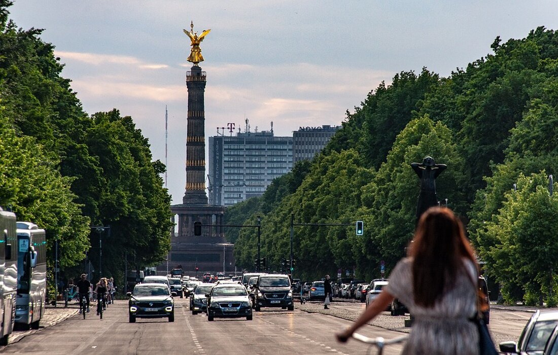 In der kommenden Woche finden am Berliner Kriminalgericht wieder zahlreiche Prozesse statt. Hier eine Übersicht über die Verhandlungen: Am Montag um 9.30 Uhr wird im Saal 739 der Fall von Marcus S. (37) verhandelt. Im Juli 2020 soll er mehrere Feuer in einem Mehrfamilienhaus und einem Nachbarbau in Charlottenburg gelegt haben. Dabei wurden zwei Mieter verletzt. Marcus S. ist wegen schwerer Brandstiftung angeklagt. Ebenfalls um 9.30 Uhr, aber im Saal 220, geht es um den Fall von Gihad M. (42). Der Vorwurf lautet, dass er zwischen September 2022 und Februar 2023 sieben Mal in Wohnungen in seiner Nachbarschaft in Wedding …
