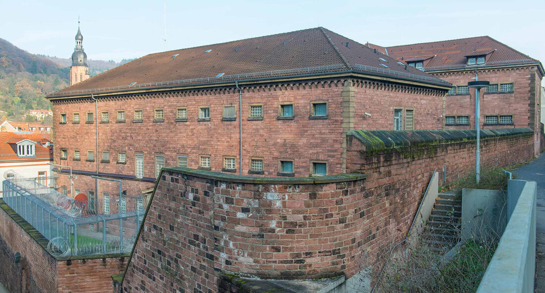 Das Kabinett hat das Sozialministerium beauftragt, die Pläne zum Ausbau des Strafvollzugs fortzusetzen und alle Schritte für die vorübergehende Nutzung des ehemaligen Frauengefängnisses „Lazy Pelz“ zu unternehmen. Das Kabinett hat in seiner Sitzung am 7. Dezember das Ministerium für Soziales, Gesundheit und Integration beauftragt, die Pläne für den notwendigen Ausbau des Strafvollzugs fortzusetzen. Insbesondere soll die Umsetzung möglicher neuer Standorte in Winnenden und Schwäbisch Hall vorangetrieben werden, um dauerhaft zusätzliche Kapazitäten im Strafvollzug zu schaffen. Darüber hinaus hat das Kabinett das Sozialministerium beauftragt, bis zum 30 schnellstens. Stärkedemonstration für Institutionen des Strafvollzugs Bundesweit stehen die Justizvollzugsanstalten vor der Herausforderung sicherzustellen, …