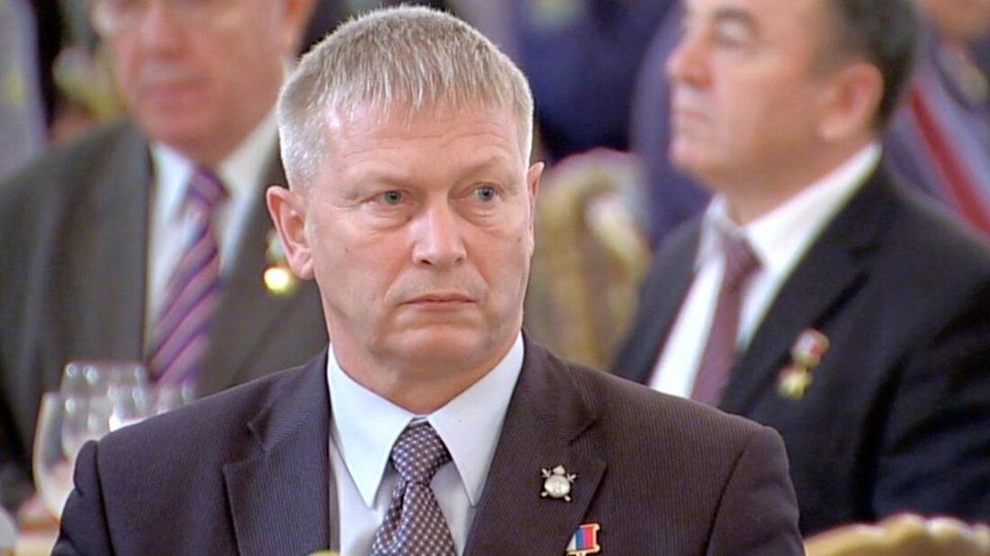 Der russische Präsident Wladimir Putin hat einen der ranghöchsten Ex-Kommandeure der Wagner-Söldnergruppe getroffen, der nach Angaben des Kremls jetzt für das Verteidigungsministerium arbeitet. Andrei Troshev ist ein ehemaliger Berater des verstorbenen Wagner-Chefs Jewgeni Prigoschin, der im August bei einem Flugzeugabsturz ums Leben kam. Sein Tod ereignete sich zwei Monate, nachdem Wagner-Truppen kurzzeitig auf Moskau einmarschiert waren. Präsident Putin habe Herrn Troshev gebeten, die freiwilligen Kampfeinheiten in der Ukraine zu beaufsichtigen, teilte der Kreml mit. In Bezug auf die Ukraine sagte der Präsident gegenüber Troshev, er könne „Freiwilligeneinheiten bereitstellen, die verschiedene Kampfaufgaben erfüllen können, vor allem natürlich im Gebiet einer speziellen …