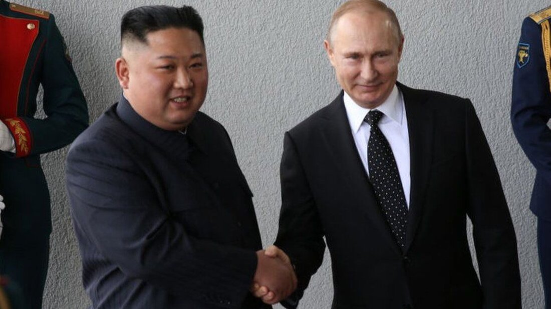 Wladimir Putin und Kim Jong Un haben viel gemeinsam. Keiner von beiden kommt viel raus. Der Kremlchef hat Russland dieses Jahr nicht verlassen. Im Fall von Kim sind es vier Jahre. Sowohl Russland als auch Nordkorea wurde vorgeworfen, zu „Schurkenstaaten“ zu werden. Beide stehen unter schweren internationalen Sanktionen. Beide Regierungen wettern gegen die „Hegemonie“ der USA. Oftmals kann ein gemeinsamer Feind die Führer einander näher bringen. Und so ist es auch mit Putin und Kim. Ihre Ehe wurde geschlossen, wenn nicht im Himmel, dann sicherlich in den geopolitischen Realitäten des Jahres 2023. Eine Bromance? Nicht genau. Anders als der frühere …